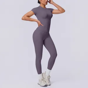 Nahtloses violettes Yoga-Set mit Kurzarm-Oberteil und High-Waist-Leggings für Damen
