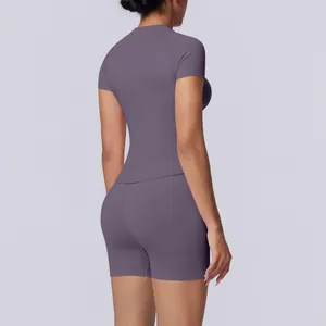 Achteraanzicht van een naadloze paarse yogaset met pasvorm en peach-lift detail