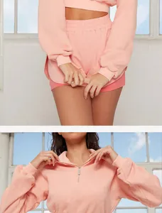 Gros plan détaillé sur l'ensemble de sport rose avec sweat à manches longues et short