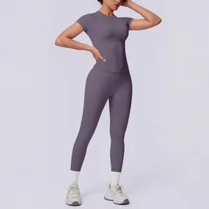 Detailansicht eines lila nahtlosen Yoga-Sets für Damen mit Kurzarm-Oberteil und Leggings