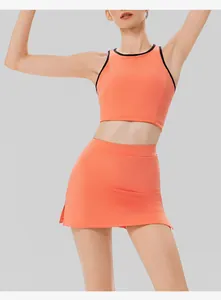 Detailansicht eines orangefarbenen zweiteiligen Tennis-Sets mit Crop-Top und Minirock