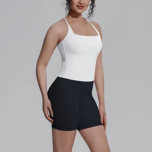 Detail van de witte sporttop en zwarte yoga shorts set voor dames, sneldrogend