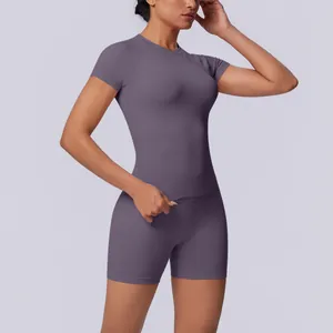 Detailweergave van de naadloze yoga-set met shirt met korte mouwen en hoge taille shorts