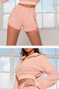 Vue détaillée d'un ensemble sweat à capuche court rose et short de sport superposé