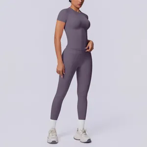 Detailansicht eines nahtlosen Yoga-Sets mit kurzärmeligem Oberteil und Push-up-Leggings