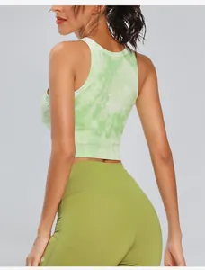 Detail-Rückansicht eines grünen Batik-Sport-Tops und olivfarbener Yoga-Leggings Damen.