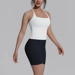 Set van witte sporttop en zwarte strakke korte broek, zijaanzicht van de voorkant.