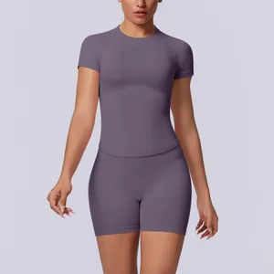 Detailopname van naadloze paarse yogaset met slim-fit top en korte broek met hoge taille