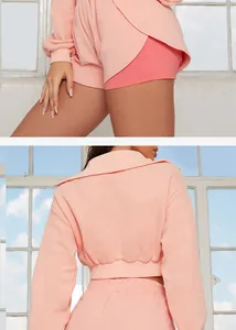 Vue arrière détaillée et texture du tissu de cet ensemble sweat rose et short court