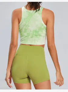 Detailansicht der Rückseite eines grünen Batik-Sportoberteils und Yoga-Shorts für Damen.