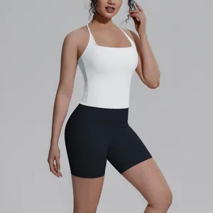 Gedetailleerd overzicht van witte sporttop en zwarte shorts voor dames