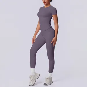 Nahtloses violettes Yoga-Set mit Kurzarm-Oberteil und High-Waist-Push-up-Leggings
