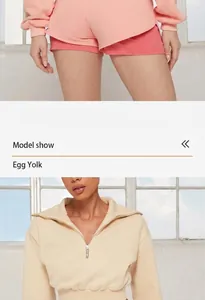 Modèle portant un sweat-shirt jaune à manches longues et un short assorti en set