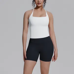 Vooraanzicht van witte halter sporttop en zwarte strakke shorts op een model