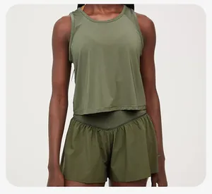 Vue de face d'un ensemble de yoga pour femme vert olive avec débardeur et short.