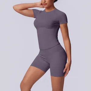 Zijaanzicht van naadloze yogaset met top met korte mouwen en paarse short met hoge taille