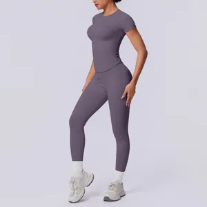 Professionelles lila nahtloses Kurzarm-Yoga-Set für Damen mit hoch taillierten Leggings