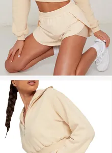 Détail de l'ensemble sweat à capuche court beige et short de sport superposé pour femme