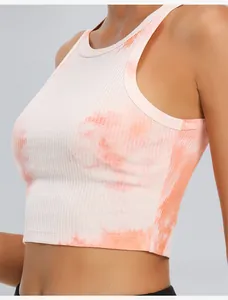 Detailaufnahme eines rosa und weiß gestreiften Batik-Sportoberteils mit Textur