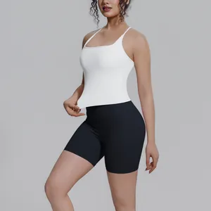 Dames sportset met een witte tanktop en een zwarte korte wielrenbroek voor fitness yoga
