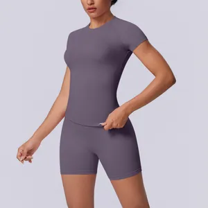 Detailweergave van paars naadloos yogasetje met korte mouwen en hoge taille shorts