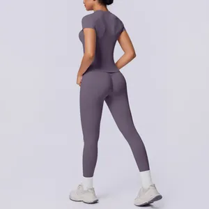 Rückansicht eines lila nahtlosen Yoga-Sets, das die Passform und das Design zeigt