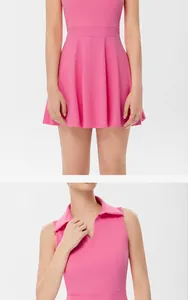 Vista detallada de un vestido de tenis polo rosa sin mangas que muestra el escote y la falda.