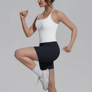 Vrouw in rennende pose met een set wit sporthemdje en zwarte korte broek