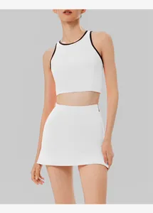Weiße Tennisbekleidung Set mit Crop Top und Sportrock an einem asiatischen Model
