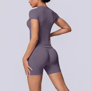 Gedetailleerd achteraanzicht van een paarse naadloze yogaset met hoge taille en push-up