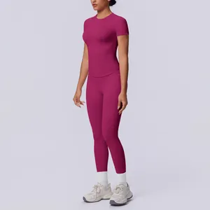 Ganzkörperansicht eines magentafarbenen nahtlosen Yoga-Sets mit Kurzarm-Top und Leggings.