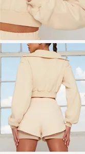 Vue arrière de l'ensemble sweat-shirt à manches longues et short crème côtelé