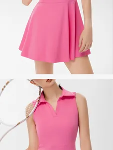 Detalle de vestido de tenis rosa sin mangas con cuello polo y falda plisada evasé