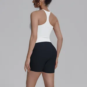 Detailaanzicht van de racerback sporttop en zwarte shorts die de pasvorm en rug tonen.
