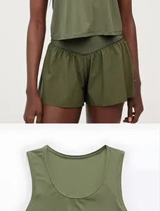 Vue détaillée de l'encolure du débardeur de sport vert olive et texture du tissu