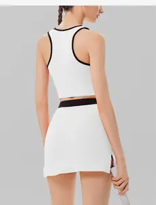 Rückansicht des atmungsaktiven weißen Tennis-Sportsets für Damen mit schwarzem Saum