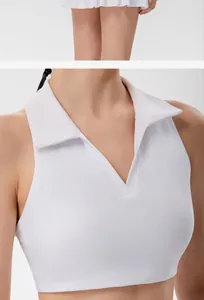 Primo piano del top da tennis bianco con colletto a polo, scollo a V e tessuto tecnico