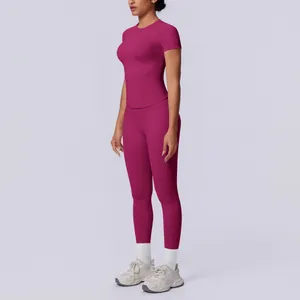 Seitenansicht des nahtlosen magentafarbenen Yoga-Sets mit Kurzarm-Top und Leggings