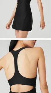 Detailansicht eines schwarzen Racerback-Sportkleids mit Y-Rücken-Design und Ausschnitt
