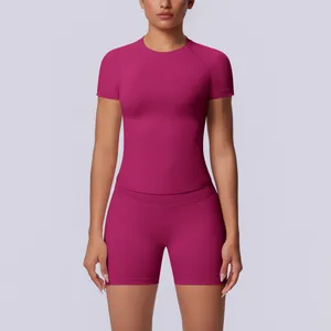 Vooraanzicht detail van magenta naadloze yoga set met slim fit top en shorts