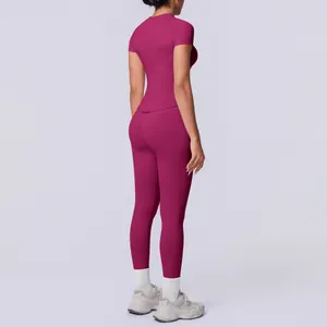 Rückansicht des nahtlosen Yoga-Sets in Magenta mit hoch taillierten Leggings