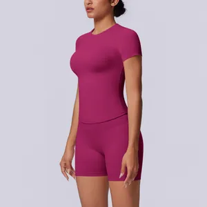 Zijaanzicht van naadloze yogaset in magenta met slanke pasvorm en stofstructuur