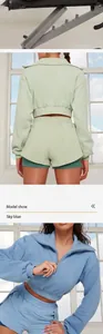 Détail d'un ensemble sweat-shirt court à manches longues et short superposé bleu ciel