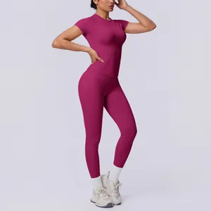 Magenta nahtloses Yoga-Set mit Kurzarm-T-Shirt und High-Waist-Leggings am Model