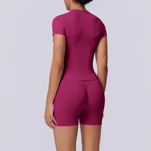 Achteraanzicht van fuchsia naadloze yogaset met high waist shorts en push-up effect