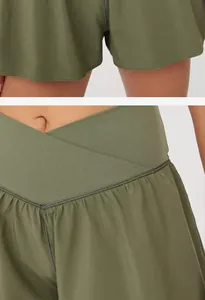 Détail du short de yoga vert olive avec taille en V pour le sport et le fitness actif