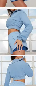 Vue détaillée du sweat-shirt à manches longues bleu clair et du short de sport deux-en-un