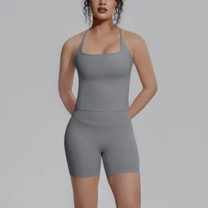 Grijze sneldrogende sport yoga set bestaande uit een tanktop en high-waist biker shorts