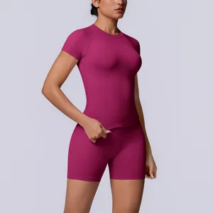 Naadloze magenta yogaset met slim-fit top met korte mouwen en hoge taille shorts.