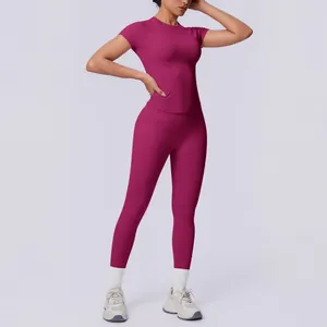 Detailansicht eines beerenfarbenen nahtlosen Yoga-Sets mit formender Leggings